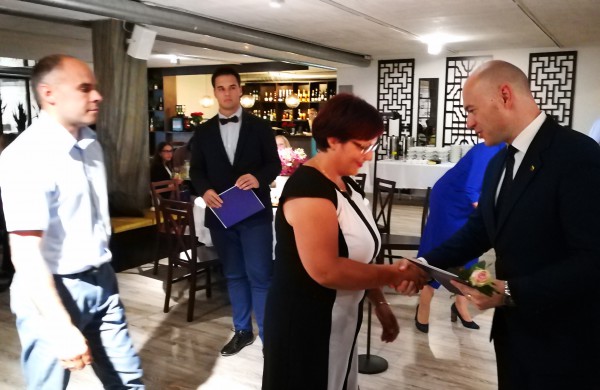 Šiandien pirmą kartą Jonavoje pagerbti mokiniai „šimtukininkai“ 