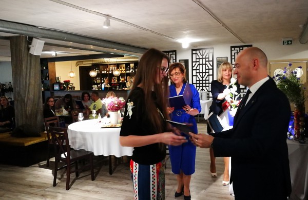 Šiandien pirmą kartą Jonavoje pagerbti mokiniai „šimtukininkai“ 