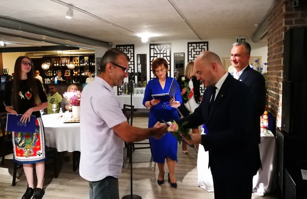 Šiandien pirmą kartą Jonavoje pagerbti mokiniai „šimtukininkai“ 