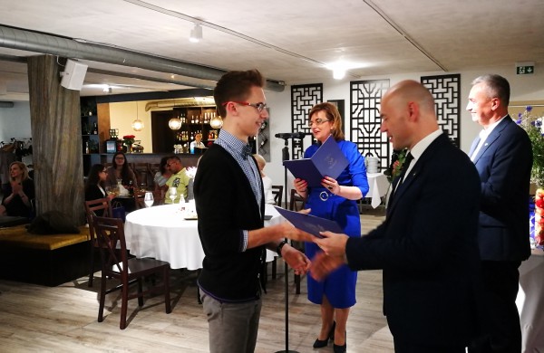 Šiandien pirmą kartą Jonavoje pagerbti mokiniai „šimtukininkai“ 