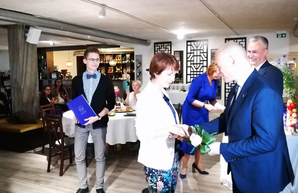 Šiandien pirmą kartą Jonavoje pagerbti mokiniai „šimtukininkai“ 