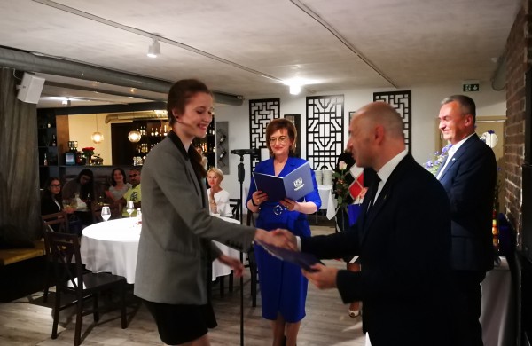 Šiandien pirmą kartą Jonavoje pagerbti mokiniai „šimtukininkai“ 