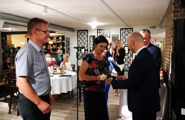 Šiandien pirmą kartą Jonavoje pagerbti mokiniai „šimtukininkai“ 