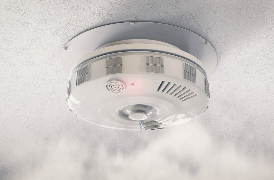 Gyventojai iš lentynų toliau šluoja atpigusius dūmų detektorius