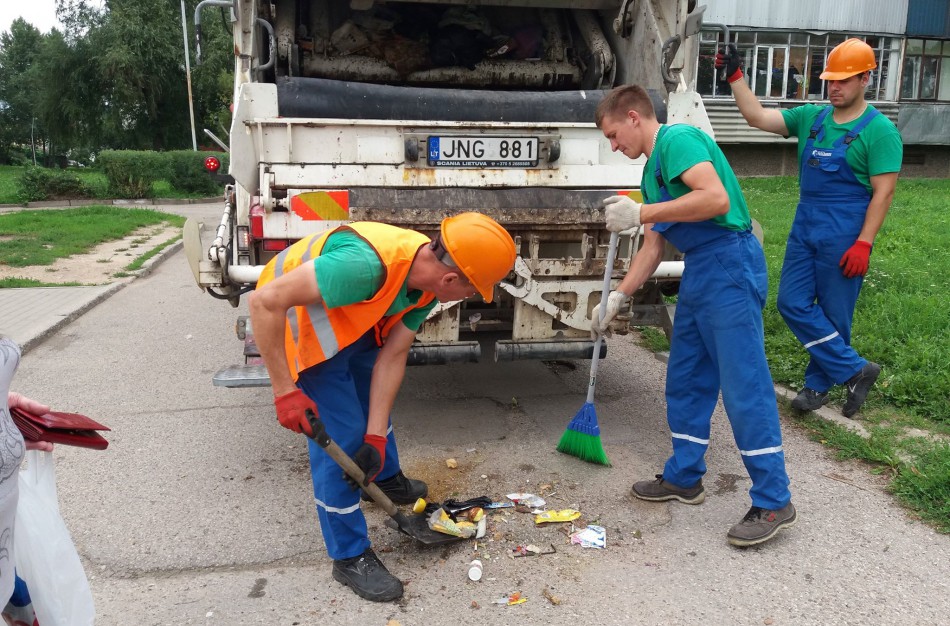 Pagalbos šauksmas bendrovėje „Jonavos paslaugos“: moteris į konteinerį įmetė piniginę