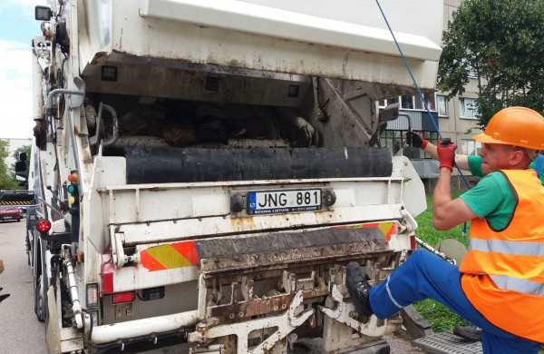 Pagalbos šauksmas bendrovėje „Jonavos paslaugos“: moteris į konteinerį įmetė piniginę