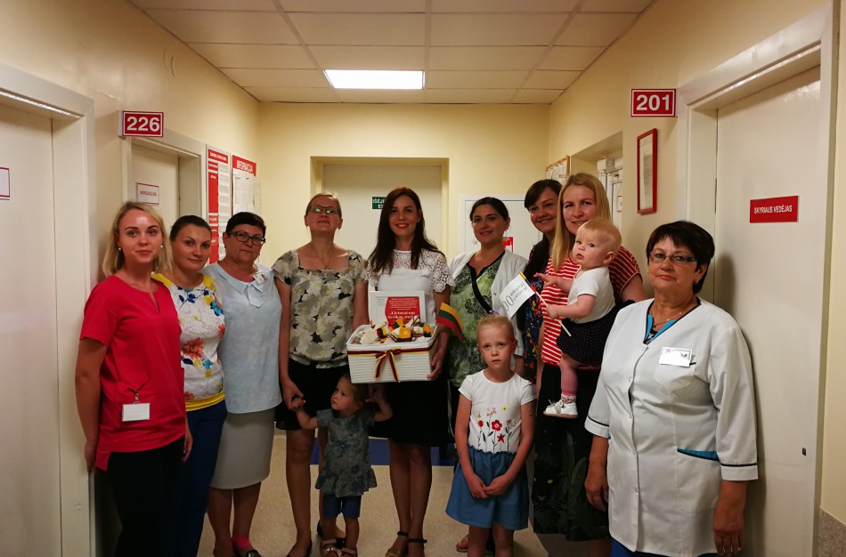 ,,Lietuvai 100-Sveikas, mažyli" komanda lankėsi Jonavos ligoninėje