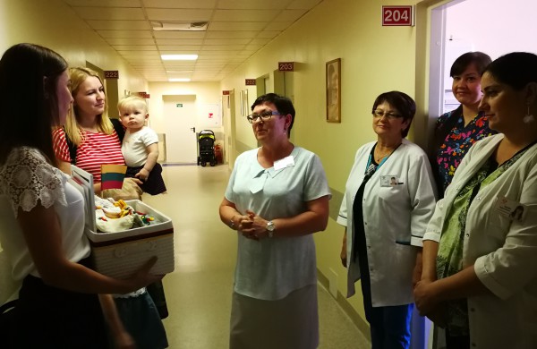 ,,Lietuvai 100-Sveikas, mažyli" komanda lankėsi Jonavos ligoninėje