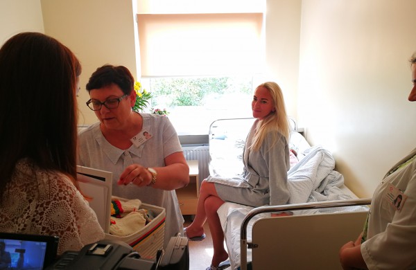 ,,Lietuvai 100-Sveikas, mažyli" komanda lankėsi Jonavos ligoninėje