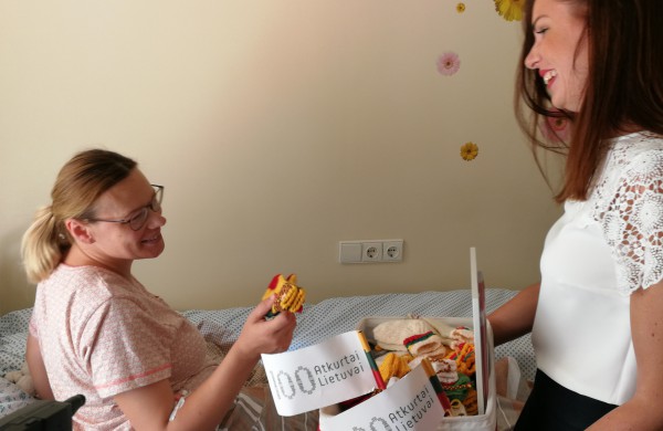 ,,Lietuvai 100-Sveikas, mažyli" komanda lankėsi Jonavos ligoninėje