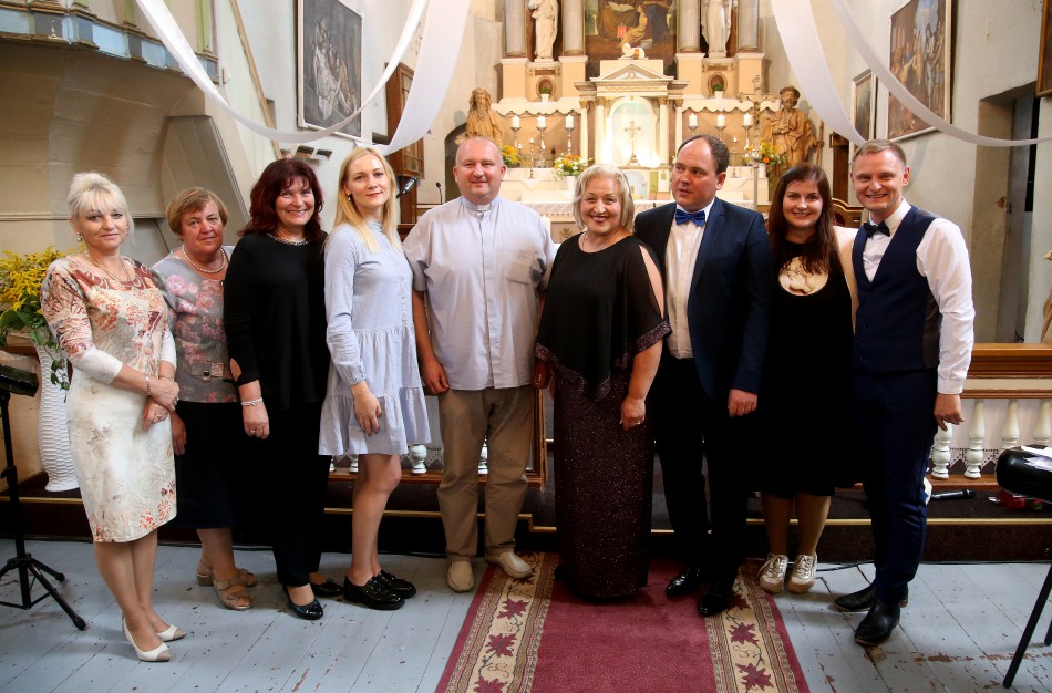 Viešniai iš Amerikos plojo pilna Skarulių bažnyčia