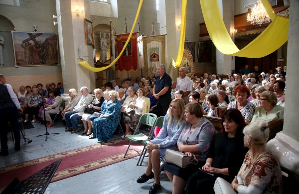 Viešniai iš Amerikos plojo pilna Skarulių bažnyčia