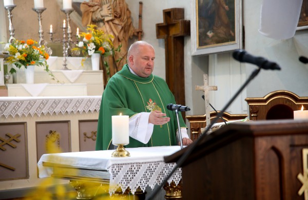 Viešniai iš Amerikos plojo pilna Skarulių bažnyčia