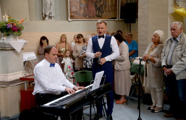 Viešniai iš Amerikos plojo pilna Skarulių bažnyčia