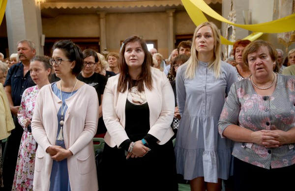 Viešniai iš Amerikos plojo pilna Skarulių bažnyčia