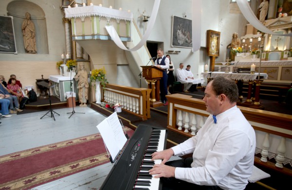 Viešniai iš Amerikos plojo pilna Skarulių bažnyčia