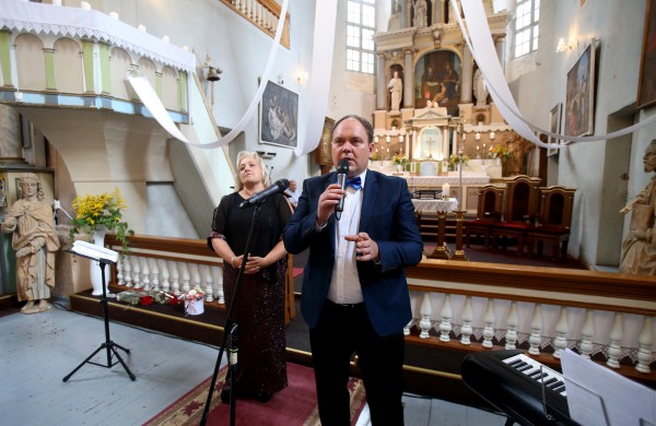 Viešniai iš Amerikos plojo pilna Skarulių bažnyčia