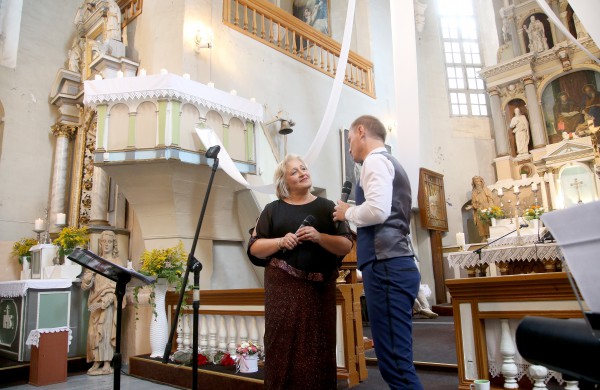 Viešniai iš Amerikos plojo pilna Skarulių bažnyčia