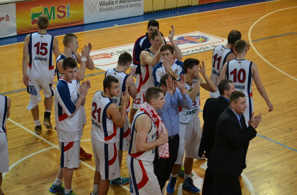 Jonavos krepšininkai parklupdė ir šakiškius, ir kauniečius