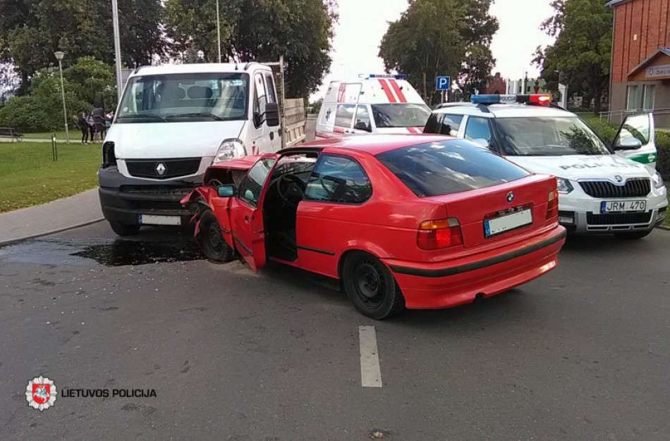 Paros eismo įvykiuose sužeista 11 žmonių, apsvaigęs chuliganiškai vairavęs jaunuolis sudaužė „BMW“