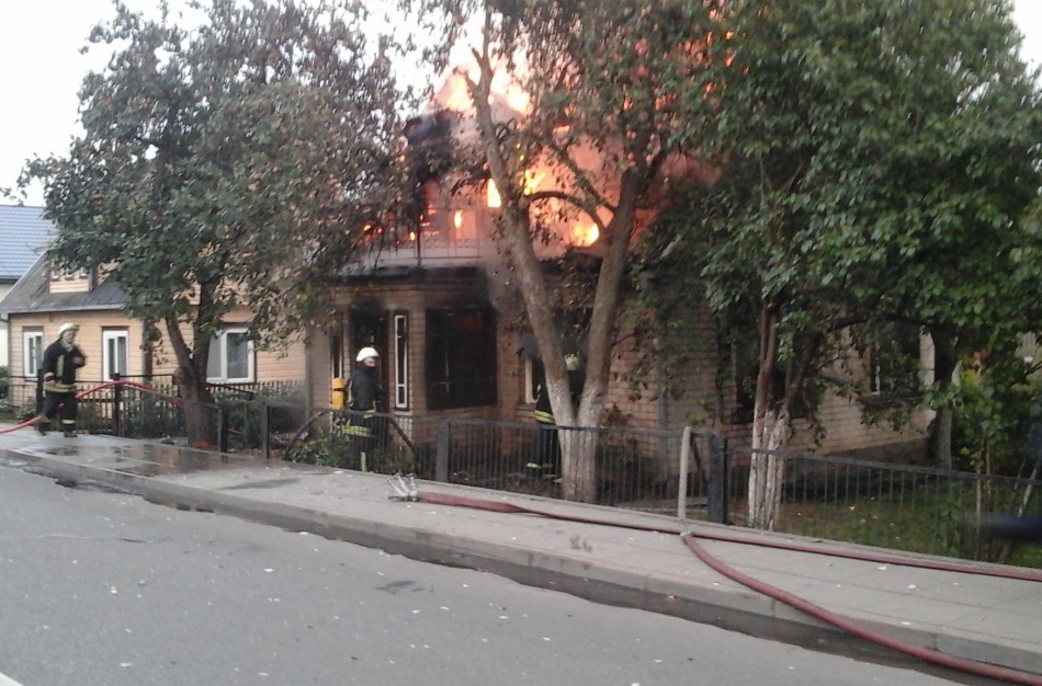 Kalnų gatvėje dega gyvenamasis namas, kaimynai kalba apie padegimą