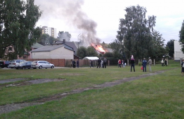 Kalnų gatvėje dega gyvenamasis namas, kaimynai kalba apie padegimą