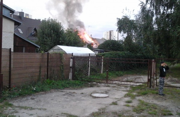 Kalnų gatvėje dega gyvenamasis namas, kaimynai kalba apie padegimą