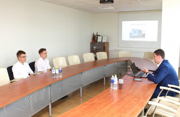 „Moksleiviai – į Vyriausybę“ domėjosi ligonių kasų darbu