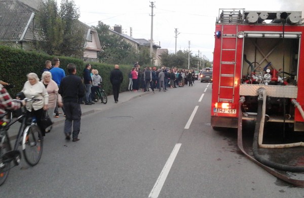 Kalnų gatvėje dega gyvenamasis namas, kaimynai kalba apie padegimą