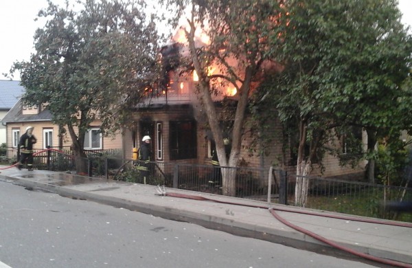 Kalnų gatvėje dega gyvenamasis namas, kaimynai kalba apie padegimą