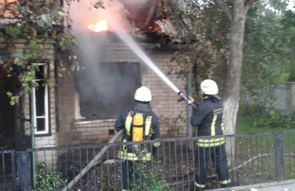 Kalnų gatvėje dega gyvenamasis namas, kaimynai kalba apie padegimą