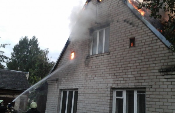 Kalnų gatvėje dega gyvenamasis namas, kaimynai kalba apie padegimą