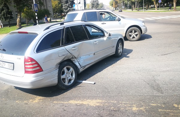 Avarija miesto centre - sugadintas apynaujis automobilis