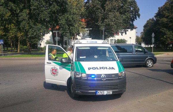 Avarija miesto centre - sugadintas apynaujis automobilis