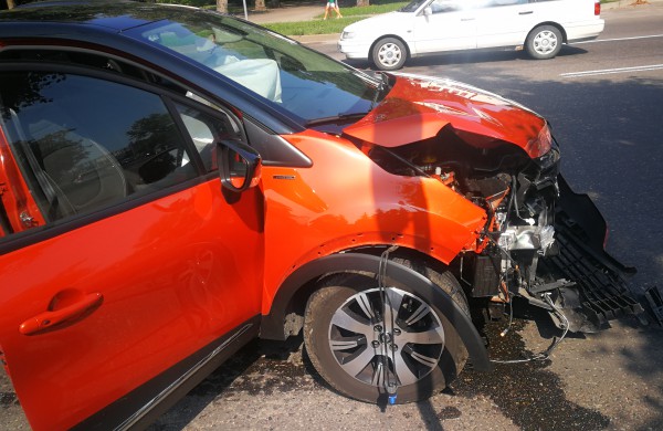 Avarija miesto centre - sugadintas apynaujis automobilis