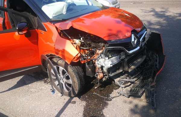 Avarija miesto centre - sugadintas apynaujis automobilis