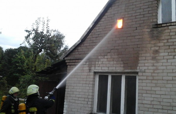 Kalnų gatvėje dega gyvenamasis namas, kaimynai kalba apie padegimą