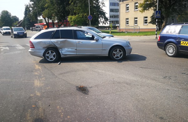 Avarija miesto centre - sugadintas apynaujis automobilis