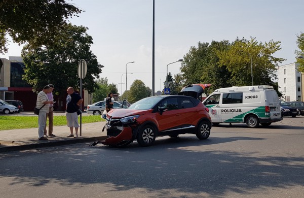 Avarija miesto centre - sugadintas apynaujis automobilis