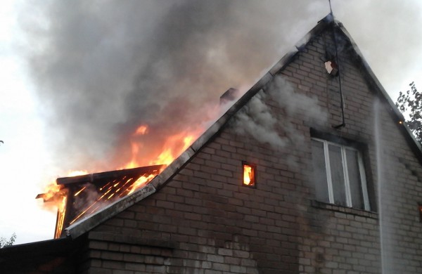 Kalnų gatvėje dega gyvenamasis namas, kaimynai kalba apie padegimą