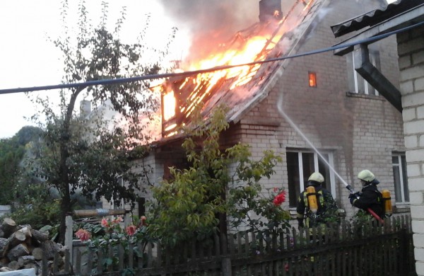 Kalnų gatvėje dega gyvenamasis namas, kaimynai kalba apie padegimą