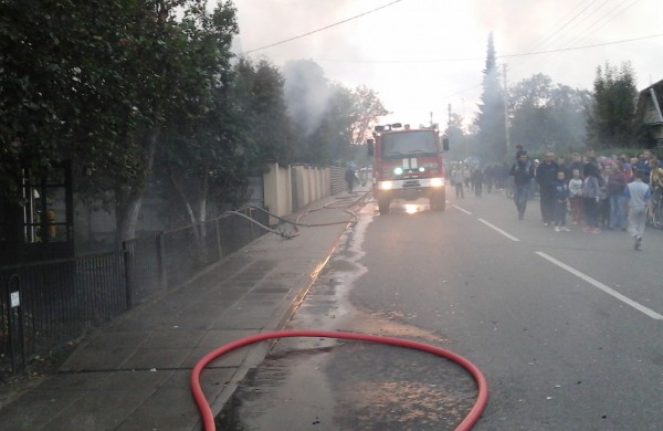 Kalnų gatvėje dega gyvenamasis namas, kaimynai kalba apie padegimą