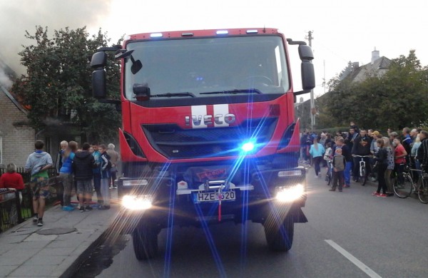 Kalnų gatvėje dega gyvenamasis namas, kaimynai kalba apie padegimą