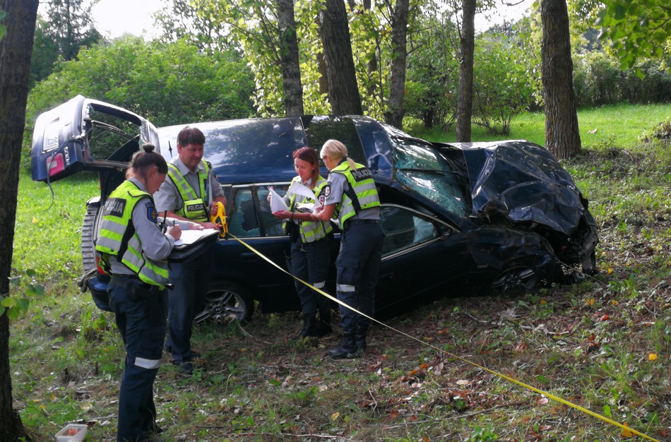 Girtas BMW vairuotojas skriejo apie 100 metrų
