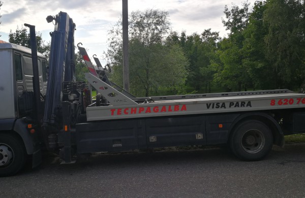 Girtas BMW vairuotojas skriejo apie 100 metrų