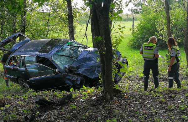 Girtas BMW vairuotojas skriejo apie 100 metrų