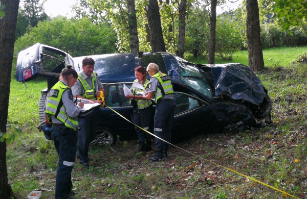 Girtas BMW vairuotojas skriejo apie 100 metrų