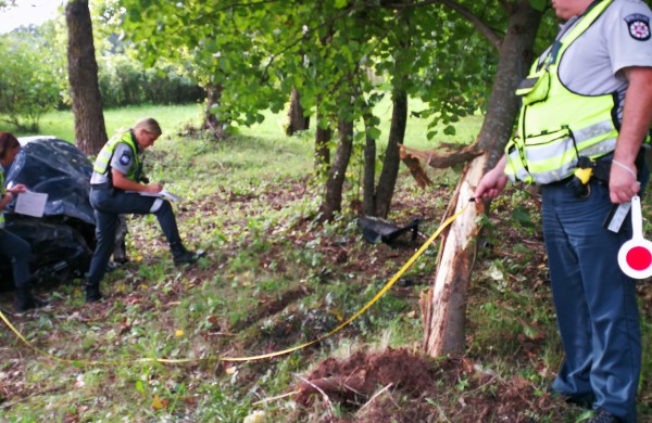 Girtas BMW vairuotojas skriejo apie 100 metrų