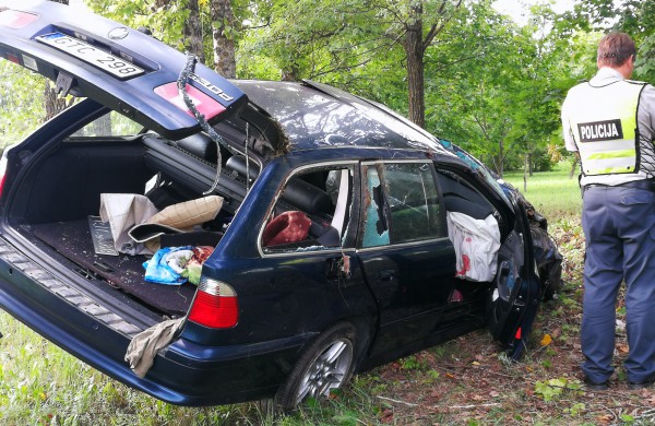 Girtas BMW vairuotojas skriejo apie 100 metrų