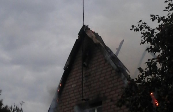 Kalnų gatvėje dega gyvenamasis namas, kaimynai kalba apie padegimą